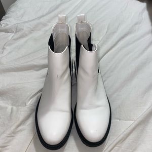 Size 10 white Chelsea boot